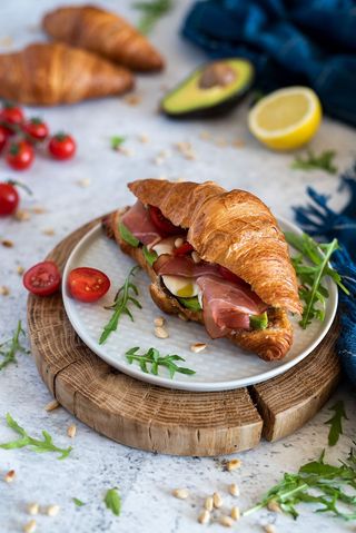 Croissant sa pršutom 250 g