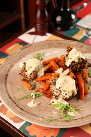 Svinjski file sa pistacijama na podlozi od batata