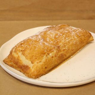 Bułka w cieście francuskim z wiśniami i czekoladą