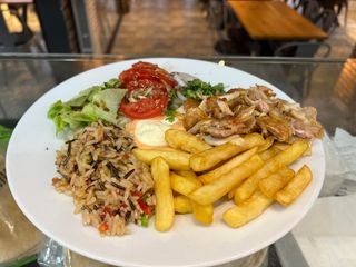 Shaorma de pui la farfurie cu orez