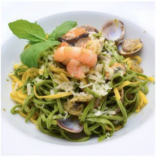 11. Spaghetti Frutos del mar con picada de ajo y perejil