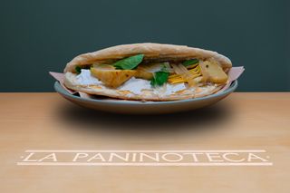 29 Crema di dentice, carciofini, cipolla caramellata e insalata