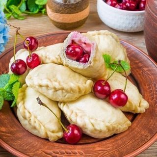 Вареники з вишнею і сиропом