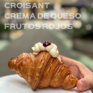 Croissant relleno de Queso y Frutos Rojos