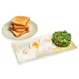 Oua posate cu salata de verdeata