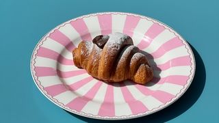 კრუასანი შოკოლადის შიგთავსით