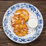 Деруни з беконом, хрусткою цибулькою та сметаною