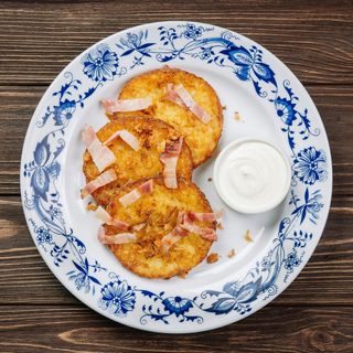 Деруни з беконом, хрусткою цибулькою та сметаною