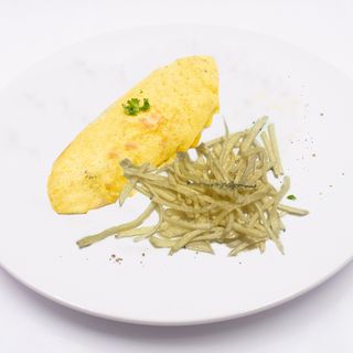 Tortilla francesa con patatas fritas paja (infantil)