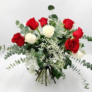 Ramo de 12 rosas rojas y blancas
