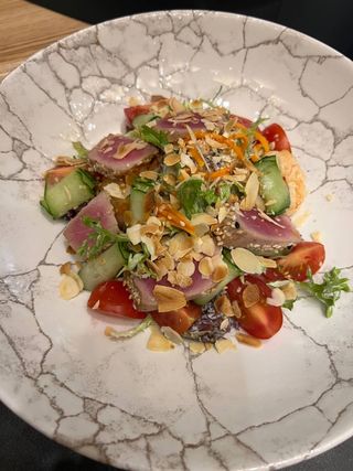 Салат з тунцем та тигровими креветками