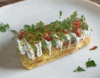 Salchicha bratwurst con guacamole (18 cm.)