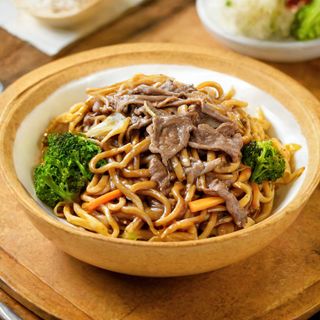 Tallarines yakisoba con ternera