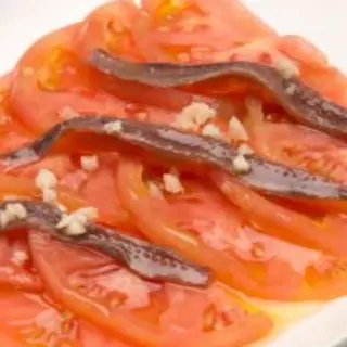 Tostada con tomate, anchoas y atún 