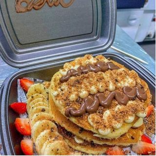 PANQUECA C/ TOPPINGS E FRUTA (3 UNI)