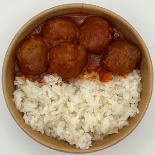 Albóndigas con salsa de tomate y arroz blanco