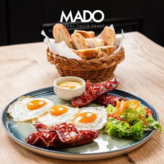 Jaja na oko sa kobasicama