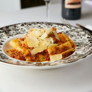 Nuestros macarrones a la boloñesa con parmesano
