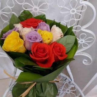 Buchet 11 trandafiri multicolori invelit cu ambalaj asortat