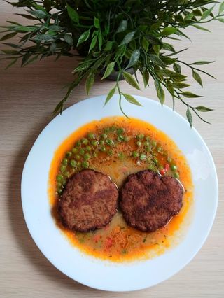 Грах яхния с 2бр. пържени кюфтета (450гр.) 