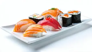 Momo 46 pezzi sushi con 2 piatti