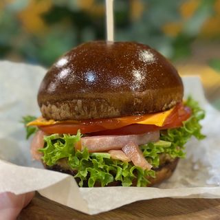 Бургер з лососем (217г)