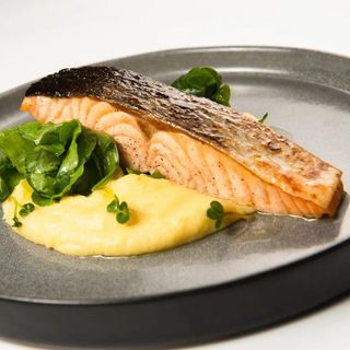 ორაგულის ფილე შებოლილი პიერეთი და ჩიმიჩურის სოუსით