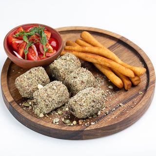 ბადრიჯნის ფხალი მჭადის ჩხირებით და პომიდვრის სალათით