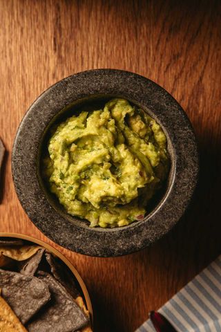 Guacamole casero con totopos