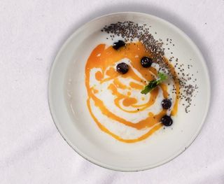 Каша с манговым пюре, сезонными ягодами и семенами чиа