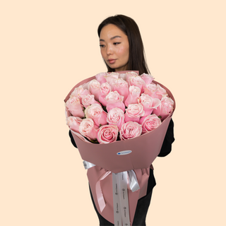25 Голландских роз в оформлении
