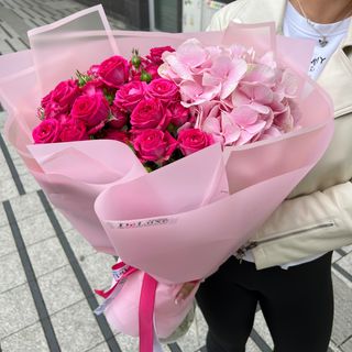 Bukiet z hortensji i róży gałązkowej