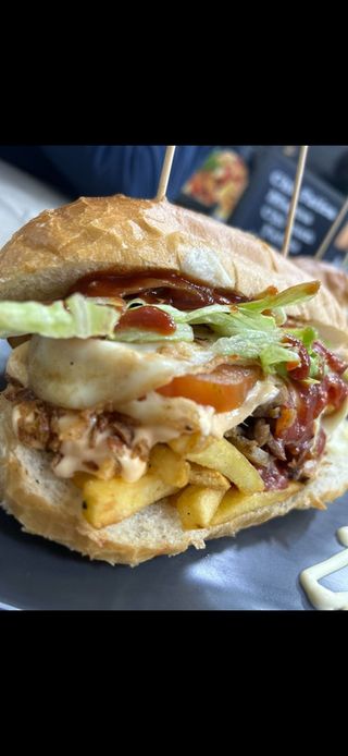 Panino con salsiccia, formaggio e parmigiana