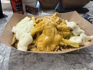 Хрупкави картофки с чедър пармезан майонеза и къри манго