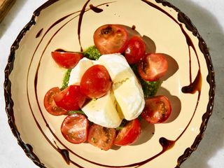 Капрезе з моцарелою Фьор ді лате та соусом Песто (250г)