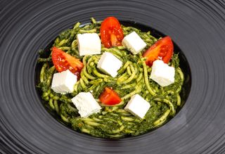 Makaron ze szpinakiem, serem feta i suszonymi pomidorami