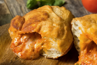 Panzerotto frito  Salame Picante, papas frita y refresco