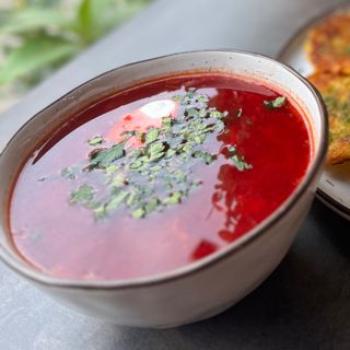 Barszcz ukraiński ze śmietaną