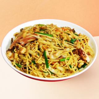 25c. Tallarines con verduras, carne y gambas