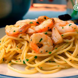 Tagliatelli al Ajillo con Gambas y Parmesano