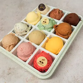  12 bolas de helado en bandeja