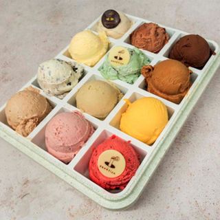  12 bolas de helado en bandeja