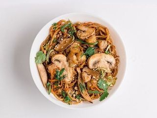 Пшенична локшина з яловичиною та овочами