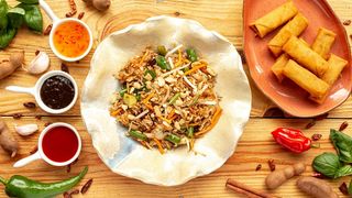 Chiński makaron z warzywami i tofu + sajgonki 10 szt.