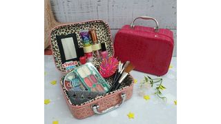 Косметика в кожаной сумочке 13 предметов