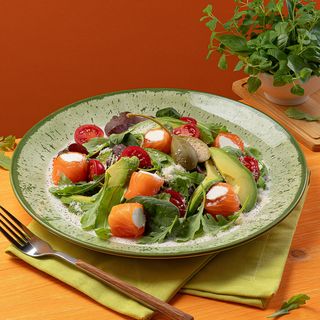 Салат з лососем та крем-сиром