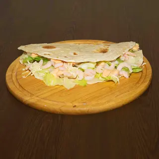 Gamberetti mozzarella salsa rosa insalata