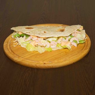 Gamberetti mozzarella salsa rosa insalata