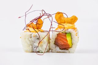 93. Uramaki spicy salmon