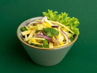 Sałatka z mango, cebula czerwona, kolendra i chili